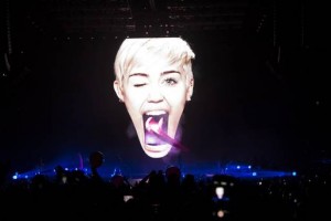 Miley descend de sa propre langue