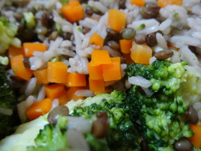 Poêlée vegan (lentilles-riz-brocolis) et gomasio
